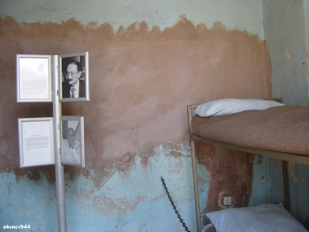 Bülent Ecevit ve Cüneyt Arcayürek ranzaları