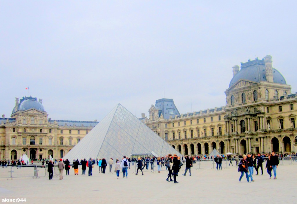 Louvre Müzesi Paris