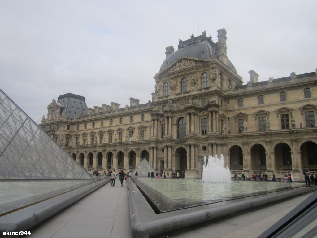 Louvre Müzesi Paris